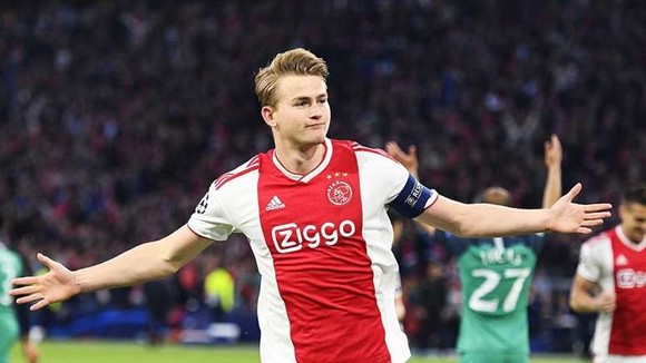 Sang Juventus, De Ligt nhận lương khủng - gấp đôi De Jong ở Barca