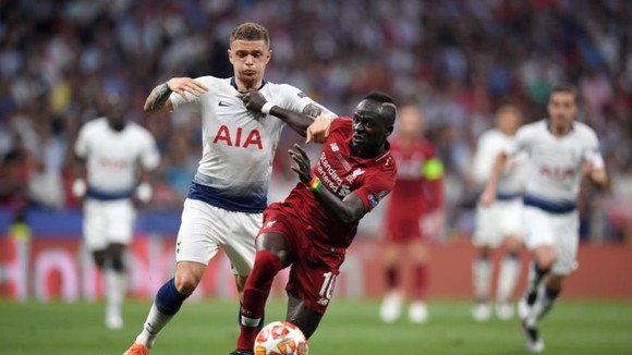 Kieran Trippier (trái, Tottenham) tranh bóng với Sadio Mane (Liverpool)