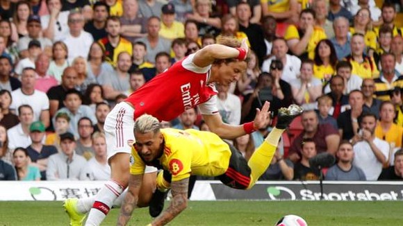 David Luiz lại đóng vai trò quyết định trong bàn gỡ hòa của đối thủ