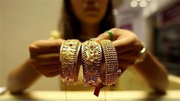 Trưng bày đồ trang sức bằng vàng tại cửa hàng kim hoàn ở Yangon, Myanmar. (Nguồn: THX/TTXVN)
