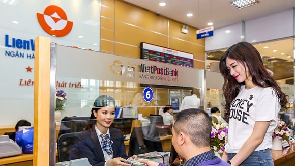 Khách hàng giao dịch tại LienVietpostBank. Ảnh: VIẾT CHUNG