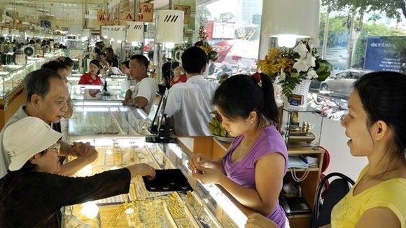 Giao dịch vàng tại doanh nghiệp. (Nguồn: TTXVN)