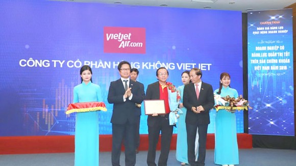 Đại diện Vietjet nhận giải thưởng.