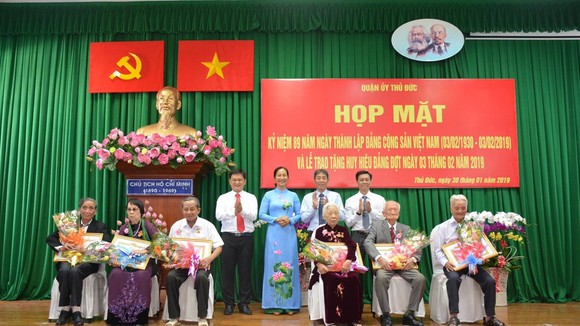 Lãnh đạo Quận ủy quận Thủ Đức và các đảng viên cao tuổi Đảng trong buổi trao Huy hiệu Đảng ngày 30-1