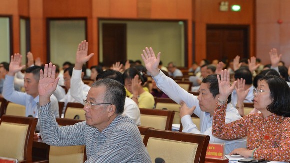 Các đại biểu biểu quyết Nghị quyết kỳ họp sáng nay (11-5). Ảnh: VIỆT DŨNG