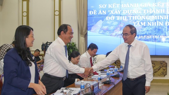 Bí thư Thành ủy TPHCM Nguyễn Thiện Nhân gặp gỡ các đại biểu tại hội nghị. Ảnh: DŨNG PHƯƠNG