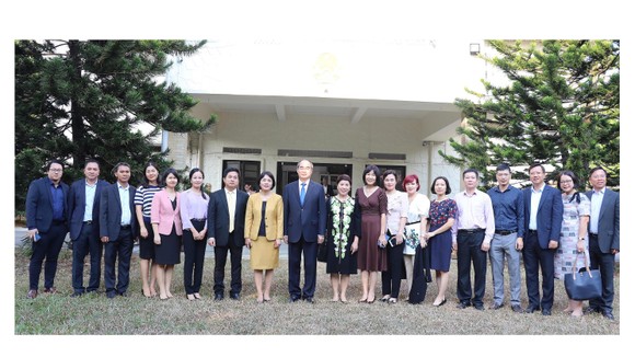 Đồng chí Nguyễn Thiện Nhân cùng cán bộ, nhân viên Đại sứ quán Việt Nam tại Singapore. Ảnh: KIỀU PHONG