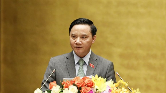 Chủ nhiệm Ủy ban Pháp luật Nguyễn Văn Định trình bày Báo cáo thẩm tra dự án luật. Ảnh: VIẾT CHUNG