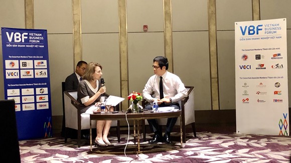 Bà Virginia B. Foote và ông Vũ Tiến Lộc, đồng Chủ tịch Diễn đàn chia sẻ thông tin với báo giới chiều 25-6