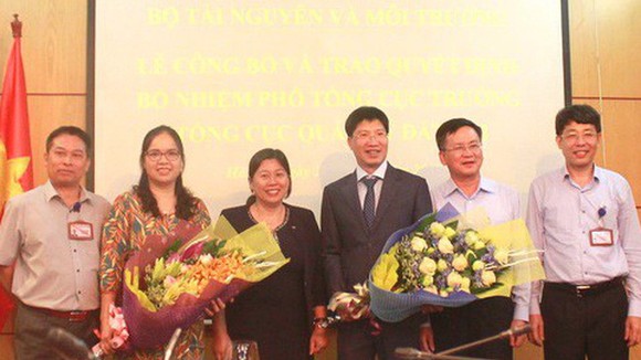 Thứ trưởng Bộ Tài nguyên và Môi trường Nguyễn Thị Phương Hoa đã trao các quyết định bổ nhiệm cho 2 tân Phó Tổng cục trưởng