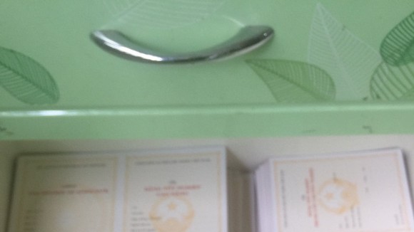 Bằng cấp giả được công an thu giữ. Ảnh: C.T