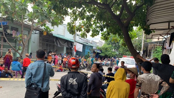 Người dân theo dõi vụ việc.