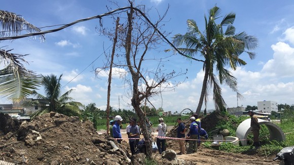 Công an khám nghiệm hiện trường. Ảnh: C.T