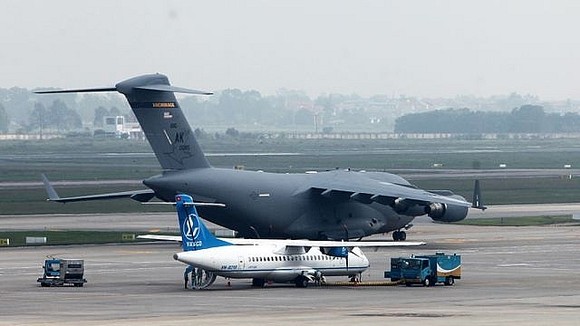 Máy bay C17 vừa hạ cánh xuống Nội Bài trưa 21-2
