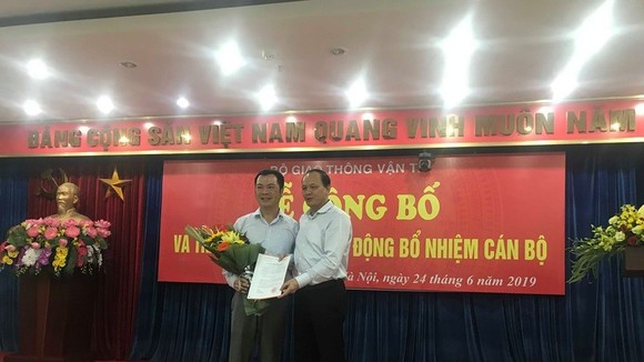 Thứ trưởng Bộ GTVT Nguyễn Nhật trao quyết định bổ nhiệm cho ông Lê Minh Đạo