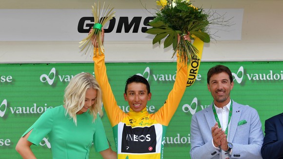 Egan Bernal mặc Áo vàng Tour de Suisse