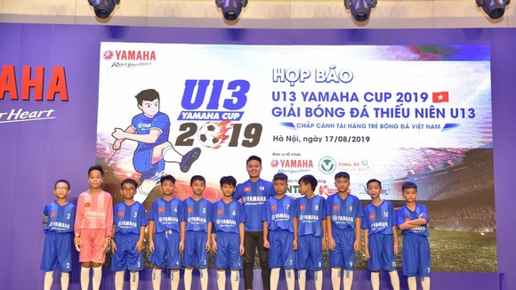 Quang Hải và các em nhỏ tham gia U13 Yamaha Cup 2019