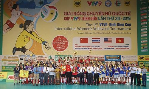Quang cảnh trao giải vô địch cho đội Tứ Xuyên (Trung Quốc). Ảnh: DŨNG PHƯƠNG