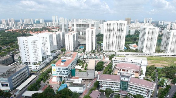 Bệnh viện và khu dân cư tại quận 7. Ảnh: CAO THĂNG