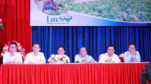 Lãnh đạo huyện, chuyên gia, đại diện doanh nghiệp giải đáp thắc mắc của các đại biểu