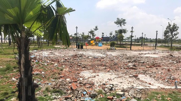 Một số hạng mục được cho là xây dựng trên đất “lấn chiếm” được phá bỏ sau khi báo chí phản ánh