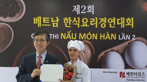 BTC trao giải cho thí sinh tham gia cuộc thi