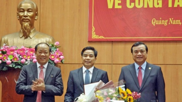 Ông Phan Việt Cường và Đinh Văn Thu trao quyết định chuẩn y, tặng hoa chúc mừng ông Lê Văn Dũng