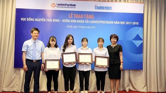 Đại diện LienVietPostBank và các học sinh, sinh viên nhận học bổng