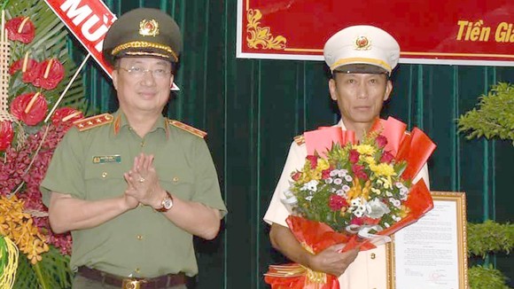 Thượng tướng Nguyễn Văn Thành chúc mừng Đại tá Nguyễn Văn Nhựt. Ảnh: HÀM LUÔNG