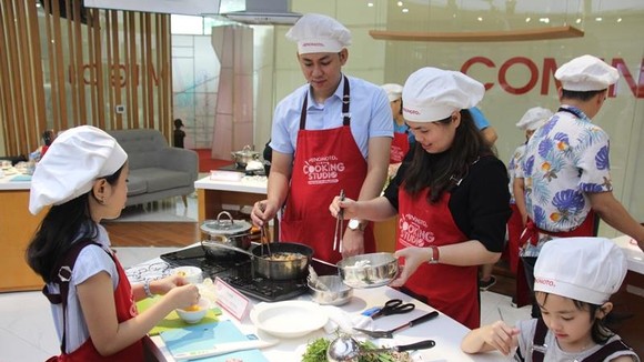 Cùng nhau vào bếp lo cho bữa cơm gia đình ngon miệng, hạnh phúc