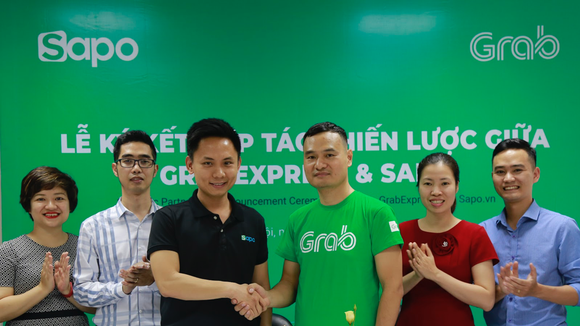 Lãnh đạo Sapo và GrabExpress tại lễ ký kết nhằm giúp các chủ shop bán hàng dễ dàng hơn