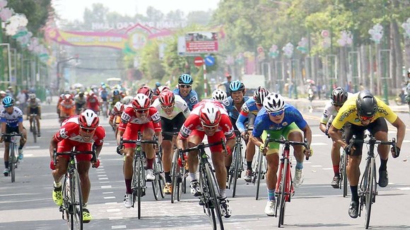 Áo vàng Jordan Parra tiếp tục thắng chặng.