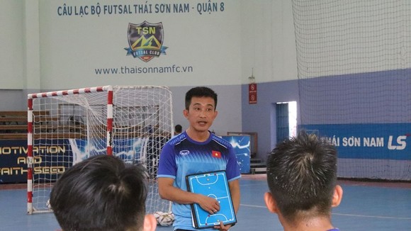 HLV Quốc Tuấn trao đổi với các cầu thủ trước buổi tập