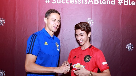 Matic ký tặng trên áo của Bình An