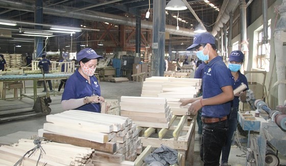 Workers process wood products for export at Tuong Van Company in Bac Tan Uyen District in Binh Duong Province. (Photo: SGGP)