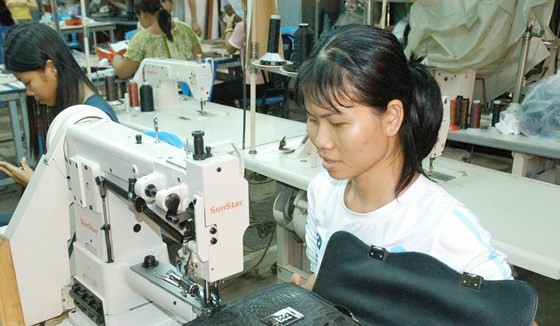 Workers make leather bags for export at a company in District 12 in Ho Chi Minh City. (Photo: SGGP)