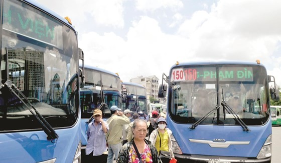 Reduction in CNG supply will seriously affect operation of buses in Ho Chi Minh City. (Photo: SGGP)