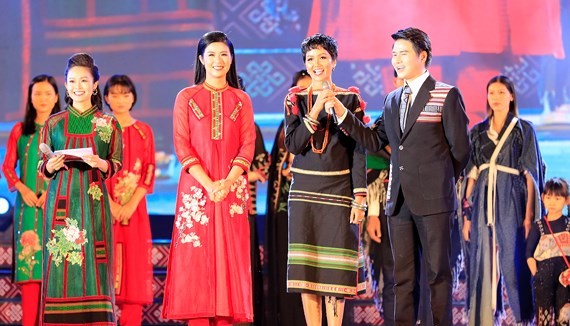 Miss Universe Vietnam 2017 H’Hen Nie speaks in the opening ceremony.