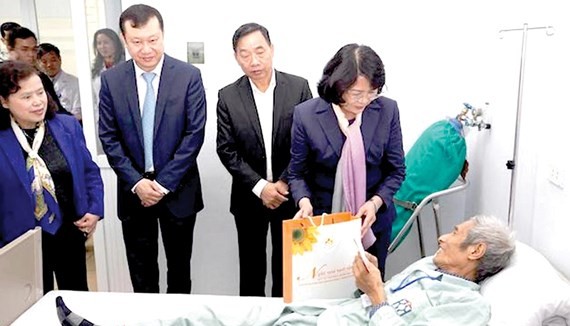 Vice President Dang Thi Ngoc Thinh presents Tet gifts to a cancer patient.