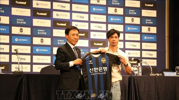 Cong Phuong receives his jersey at the press conference (Photo: VNA)