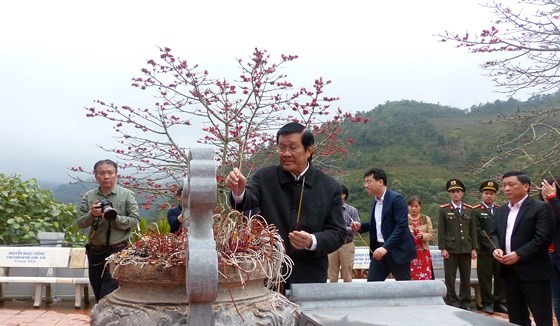 Former State President Truong Tan Sang offers incenses to heroes and martyrs at the high point 468. (Photo: Sggp)