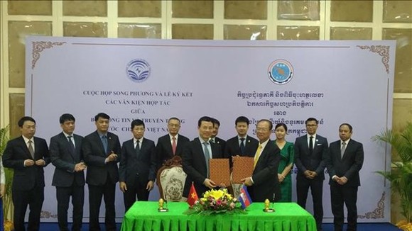 At the signing ceremony (Source: VNA)