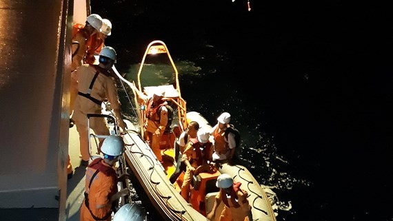 The crew of Vietnam’s Maritime Search and Rescue Coordination Center took Filipino sailor Michael Samorin to their rescue ship to the coast of Da Nang City for further treatment.
