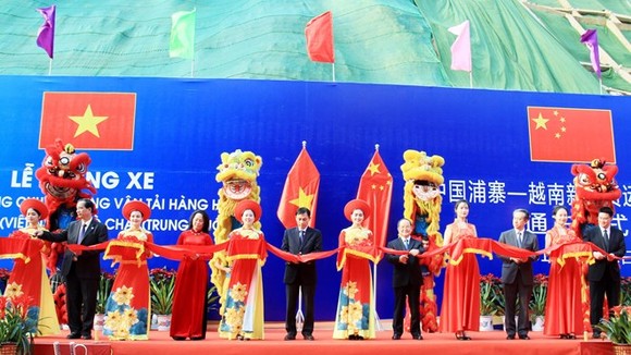 Officials cut the ribbon to open the Tan Thanh - Pu Zhai specialised route for goods transportation at the ceremony in Lang Son province on March 21 (Photo: VNA)