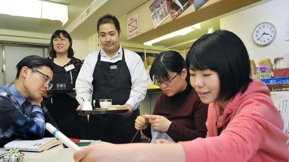 More 140,000 foreigners are already working in the restaurant industry. (Photo: Kyodo)