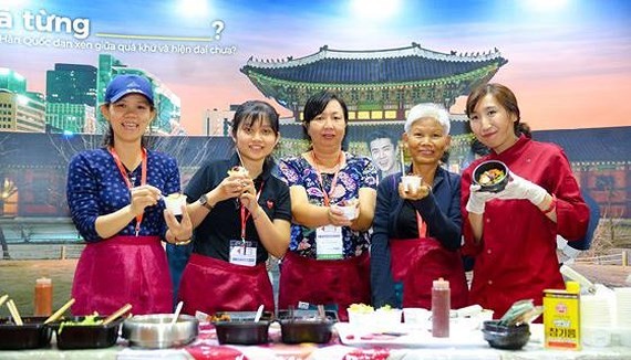 A cooking program for visitors to make Korean popular dishes