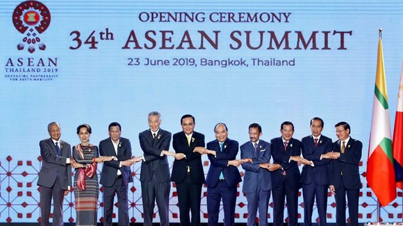Prime Minister Nguyen Xuan Phuc (fifth, right) and other leaders at the opening ceremony of the 34th ASEAN Summit in Bangkok on June 23 (Photo: VNA)
