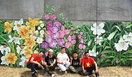 The large picture titled “France-Vietnam Spring” is painted by artist Nguyen Thu Thuy and her colleagues of the New Hanoi Art Company.
