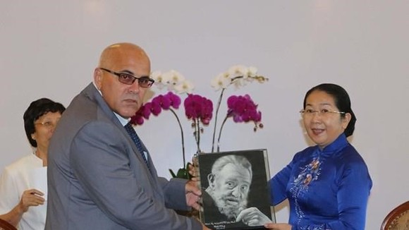 Vice Secretary of the municipal Party Committee Vo Thi Dung (R) and President of the Cuban Committee for the Defence of the Revolution Carlos Rafael Miranda Martinez (Source: VNA)