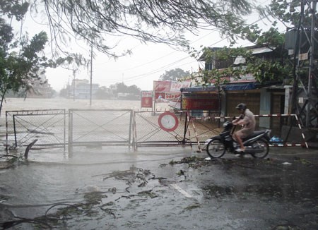 13 giờ ngày 25-7, tâm bão cách đất liền các tỉnh Thanh Hóa đến Quảng Bình khoảng 180km